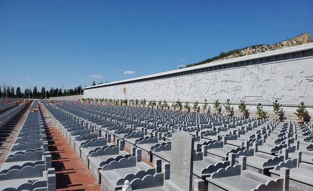 唐山新修违建墓地与民居一墙之隔 手续"先上车后买票"谁来管?