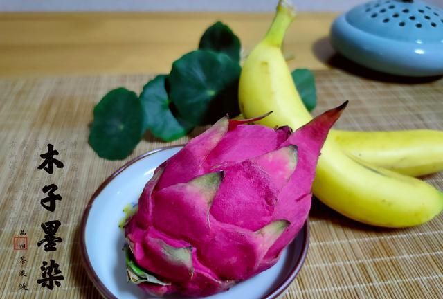 【火龙果香蕉果盘】 【食材】:红心火龙果1个,香蕉2个.