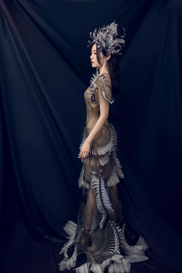 张靓颖透视鱼尾裙个性惊艳头戴荆棘装饰舞台新造型无敌了