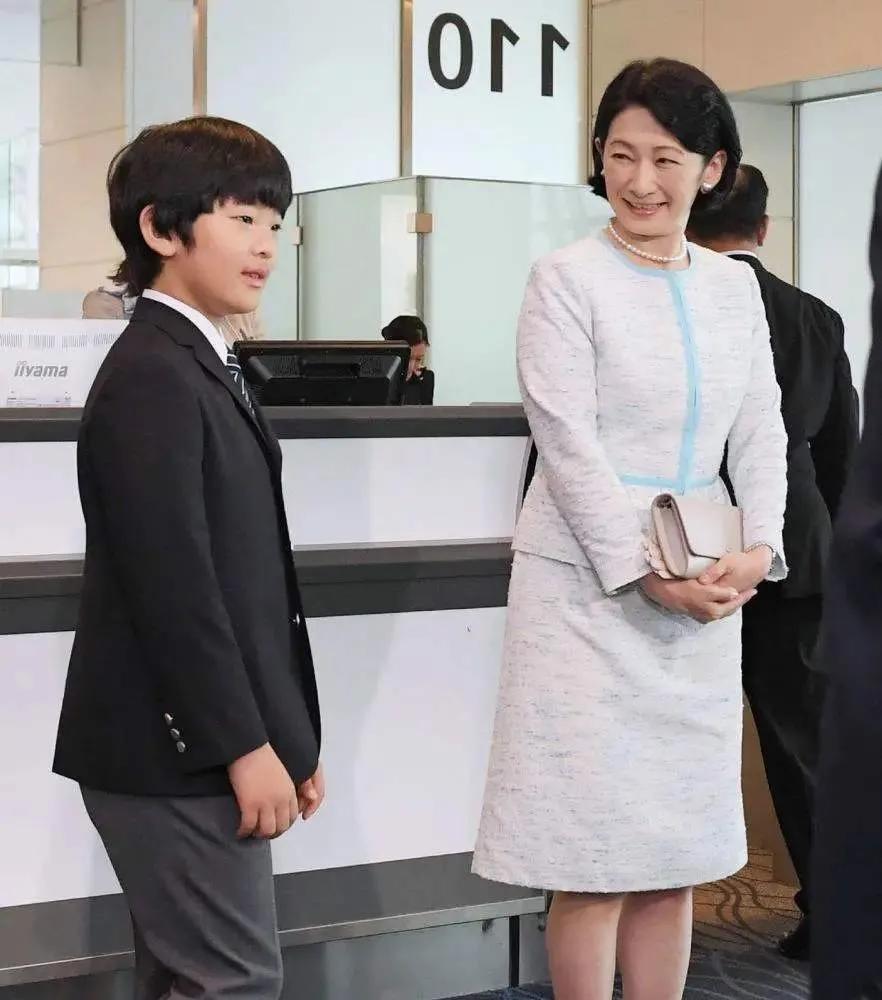 生下悠仁后,有传纪子全身心扑在儿子身上,一方面三番五次要求提高对秋