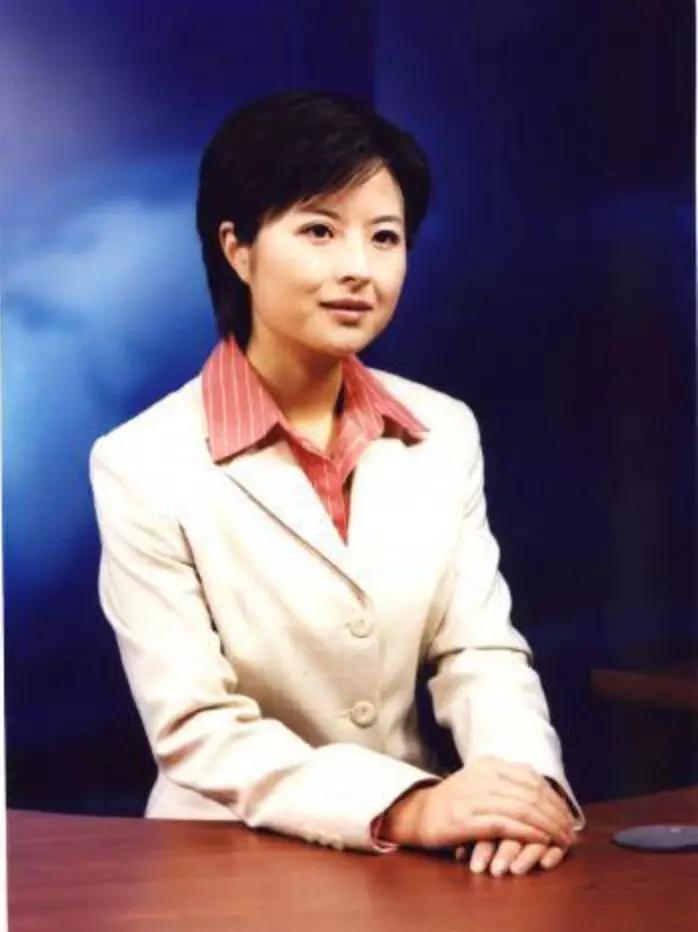 2000年,张泉灵成为了新版《东方时空》的总主持人,同时担任了《人物