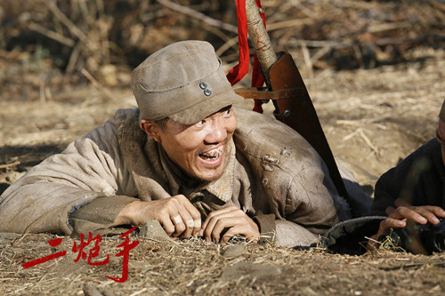 在电视剧《二炮手》中饰演马大嘴,他夸张的扮相和幽默的表演风格,尤其