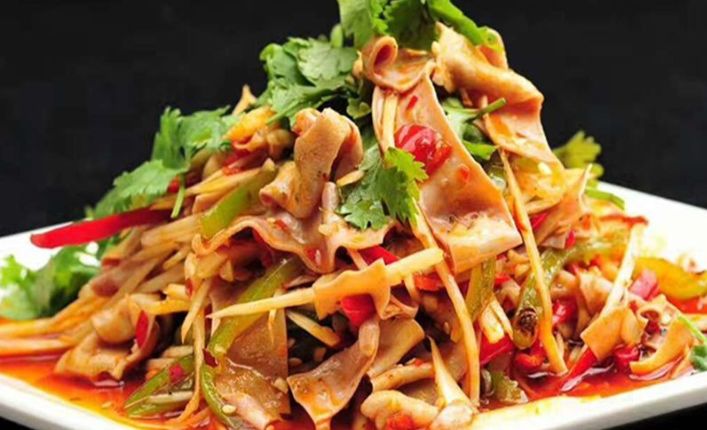 原料:鸭肠300克,青二荆条辣椒300克,泡椒末50克,泡姜末50克,大葱节20