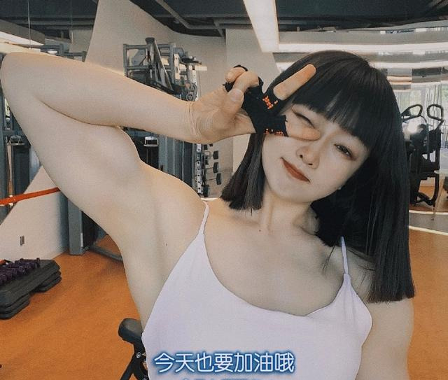 90后女生沉迷增肌,软妹脸配健硕臂肌,反差还挺萌|臂肌|肌肉|哑铃_新浪