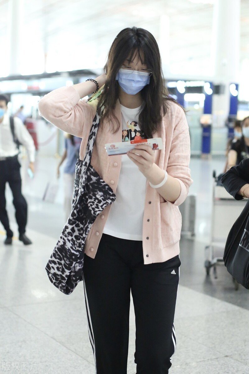 又见大长腿美女!惠若琪现身北京机场,身穿粉色外套尽显清新