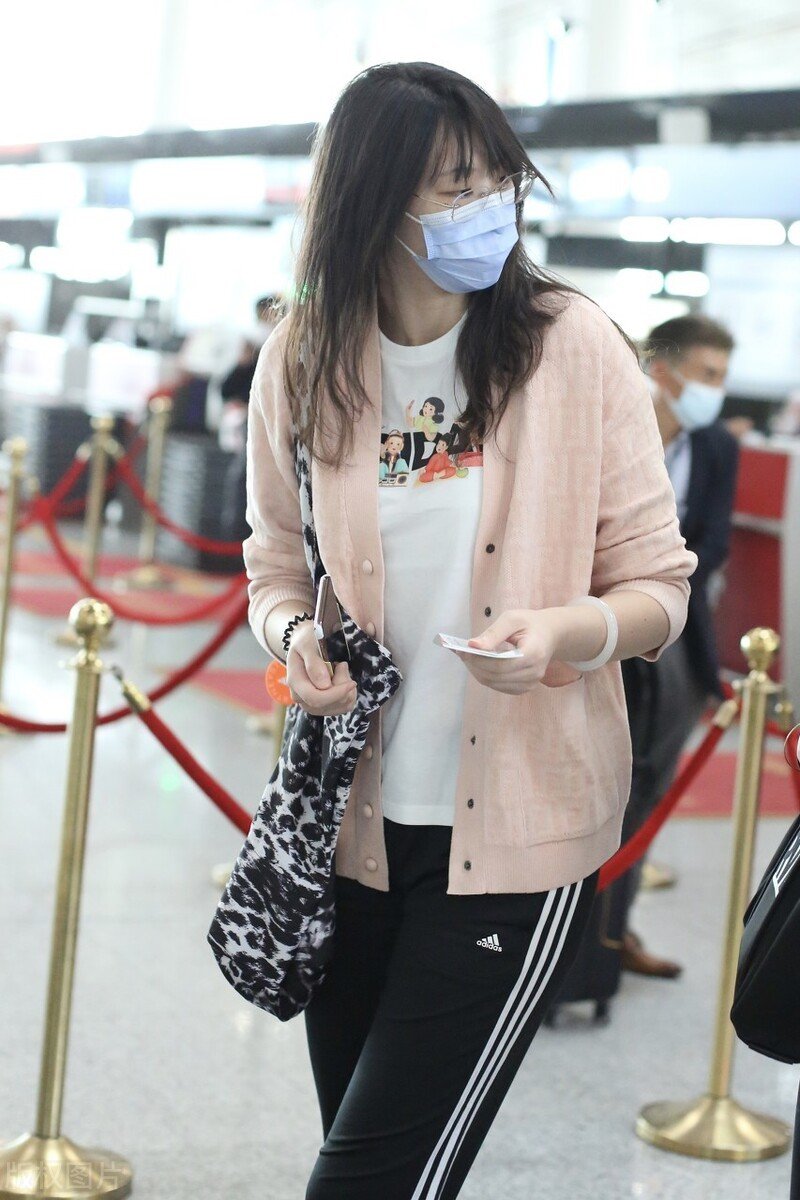 又见大长腿美女!惠若琪现身北京机场,身穿粉色外套尽显清新