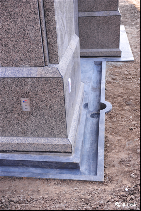 明沟排水坡向正确,落水处设置"月亮弯"