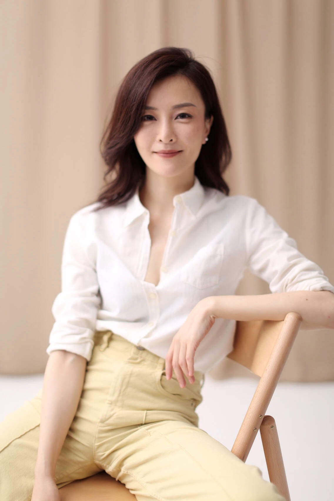 刘孜身材苗条就"放肆",穿极简背心配牛仔裤,气质淡雅又高级