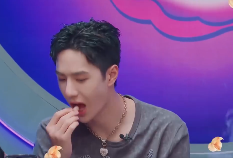 街舞3王一博吃糖蒜连嘬两根手指吃得太香成功诱惑王嘉尔