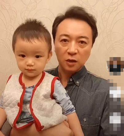 54岁张晞临晒娇妻结婚9年把老婆宠成太上皇一家四口很幸福