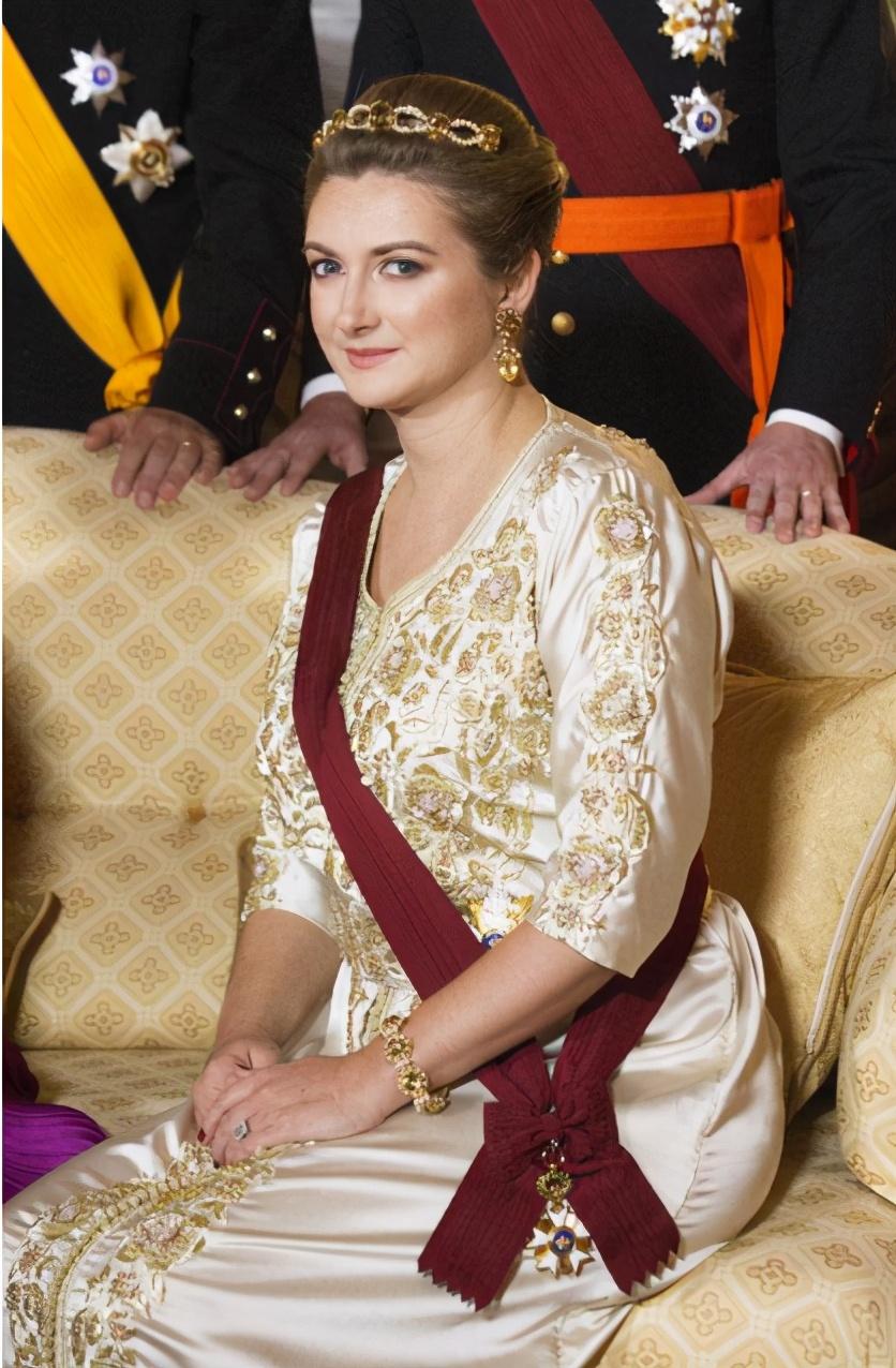 斯蒂芬妮又穿印花衣,奶奶风连衣裙藏不住贵族气质,产后依然优雅