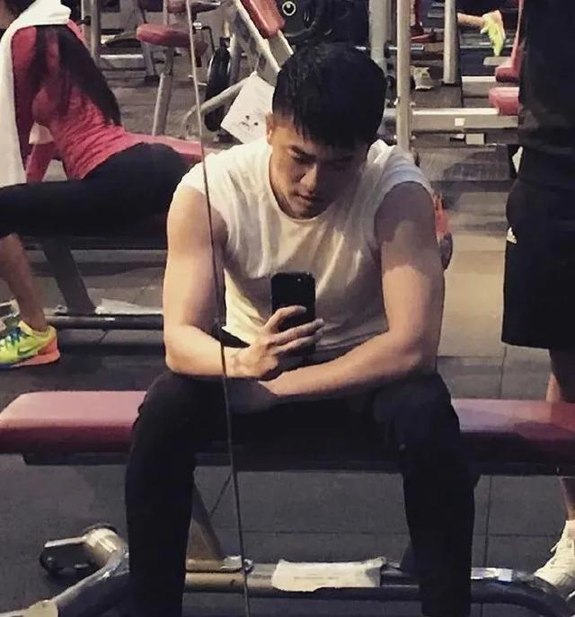 47岁苏有朋晒健身照,手臂肌肉炸裂!健身的男人都是"狠角色"