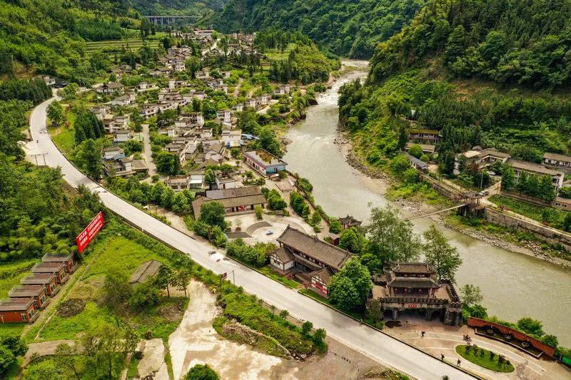 位于天全县喇叭河镇的紫石关,因"山石皆赤"而得名,群山相拥,生活恬静.