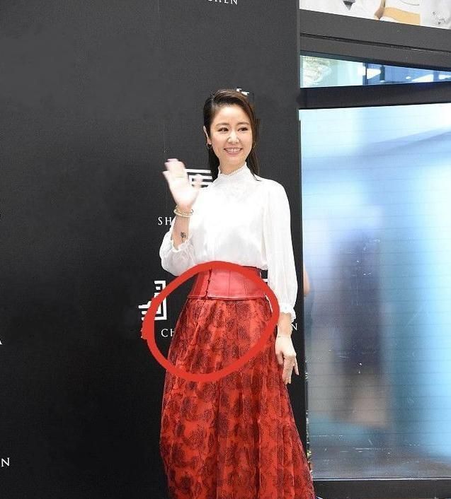 林心如逃不掉中年胖子,立领衬衫搭配裙子显智慧,宽腰带遮住腹部