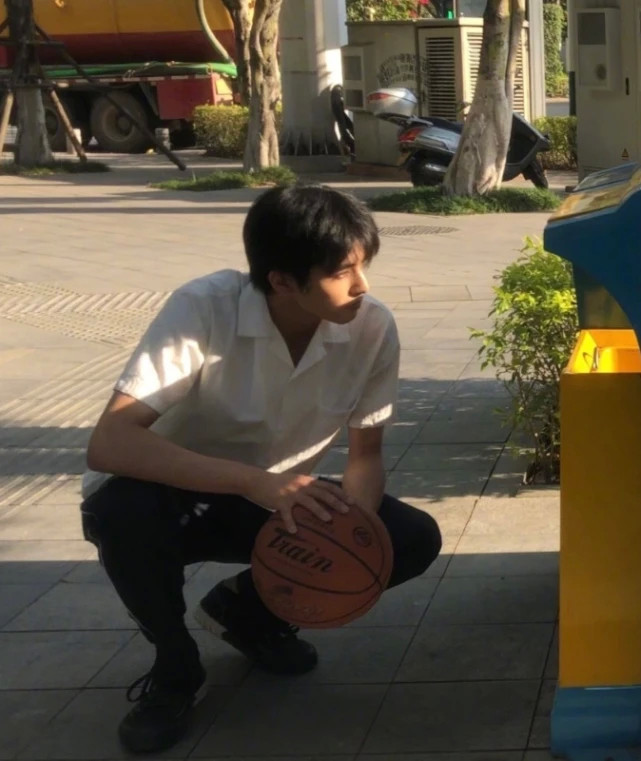 宋威龙机场生图流出去掉十级美颜滤镜这腿长至少1米3