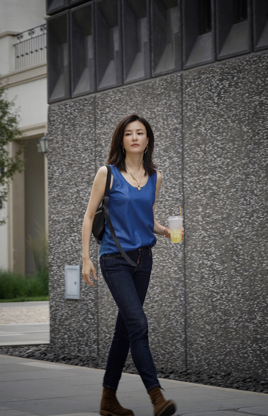 刘孜身材苗条就"放肆",穿极简背心配牛仔裤,气质淡雅又高级