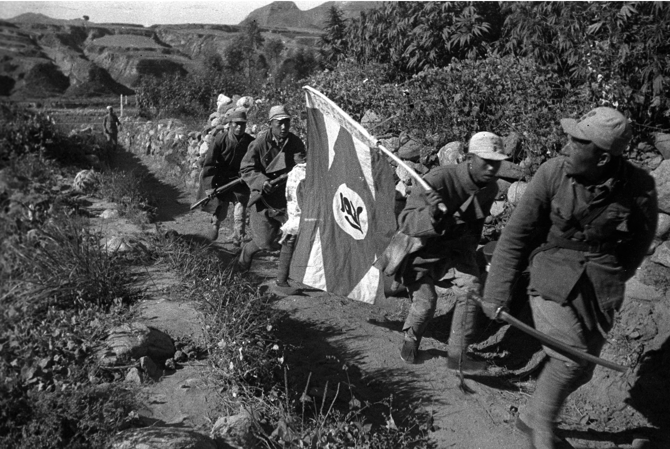 摄影师拍下八路军士兵提刀冲向日军的珍贵镜头