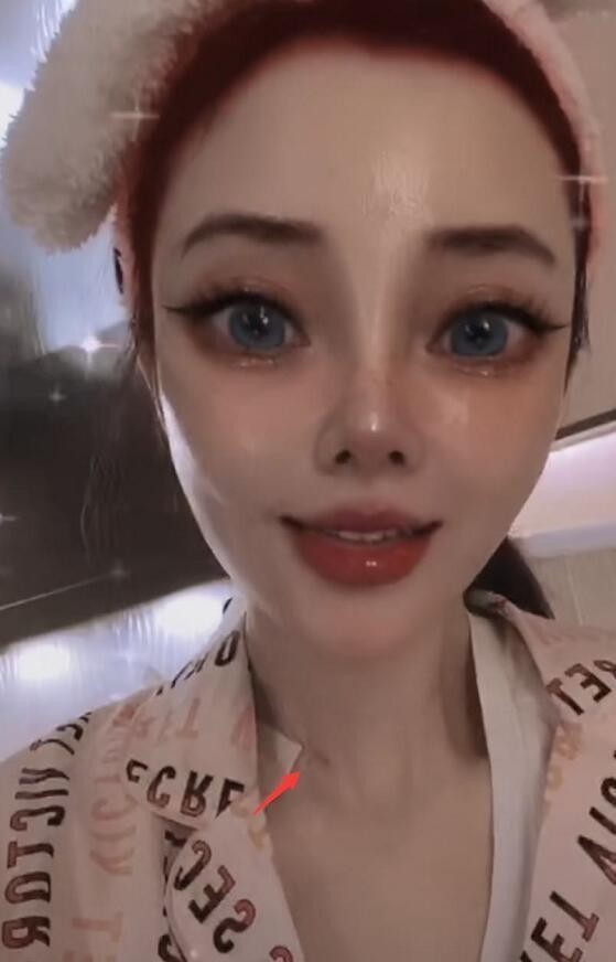 李小璐现身整容科戴帽子口罩包裹严实但细腰长腿依旧抢镜