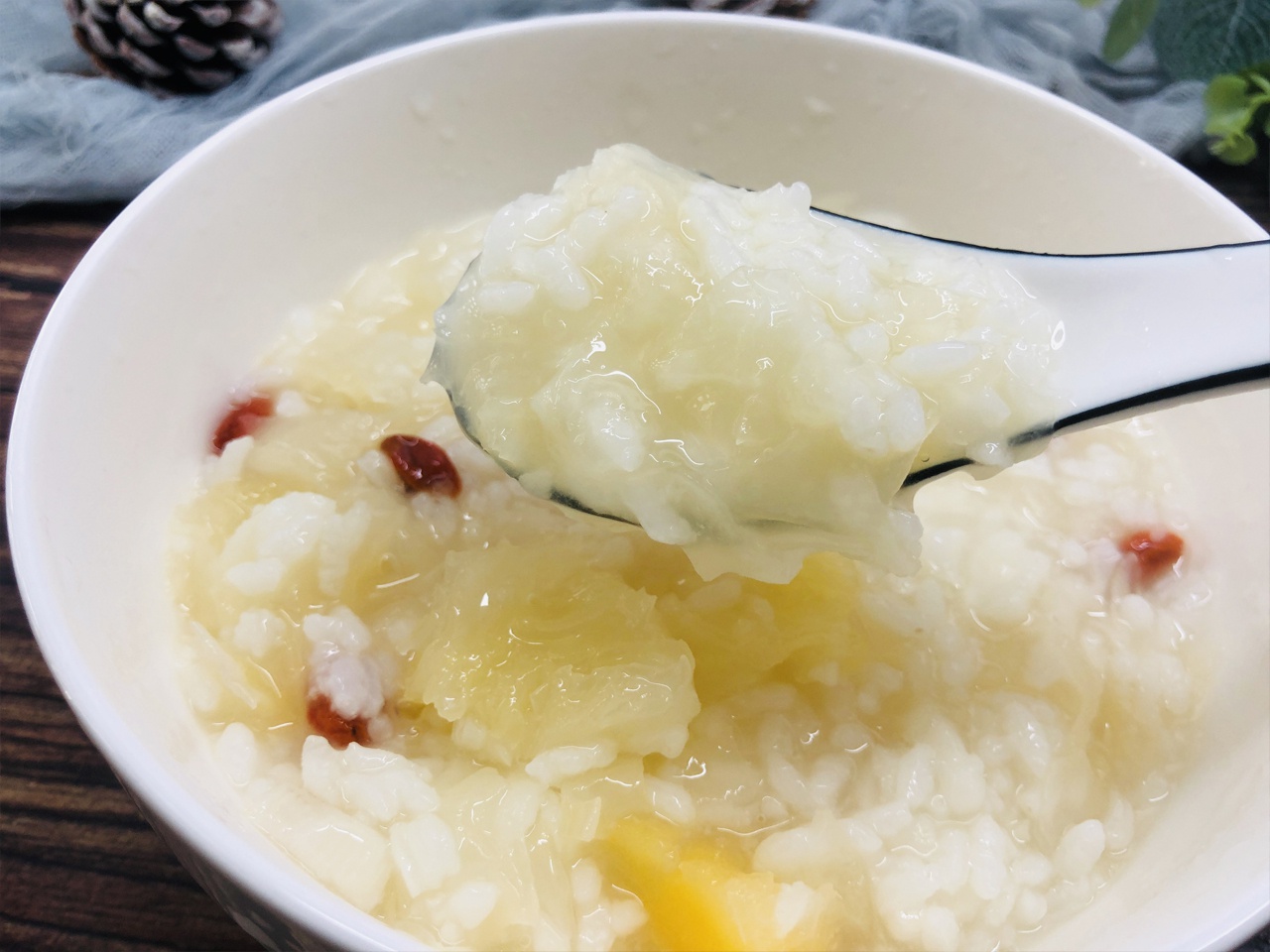 天气渐凉,来一碗热气腾腾的大米粥,口感软糯甘香,脾胃的最爱