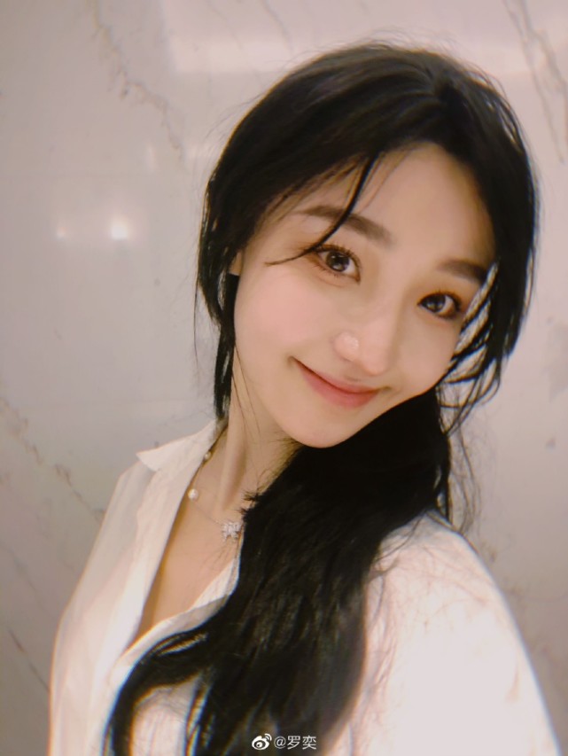 网曝郭子凡罗奕已分手,男方凌晨上线取关,女方发文似有深意