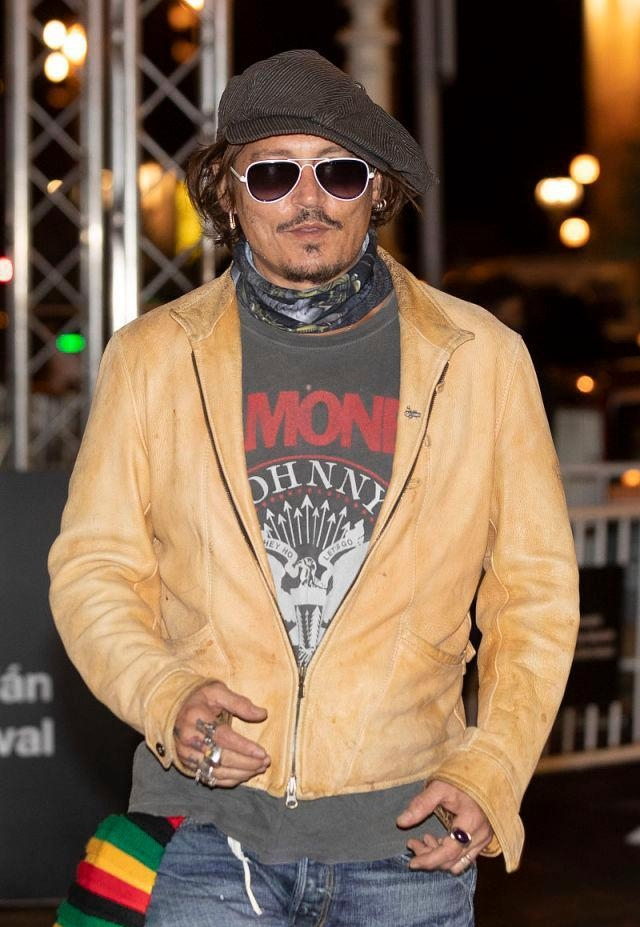 约翰尼德普一身时尚复古搭配潮流不羁还是那个杰克船长