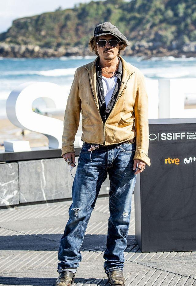 约翰尼德普一身时尚复古搭配潮流不羁还是那个杰克船长