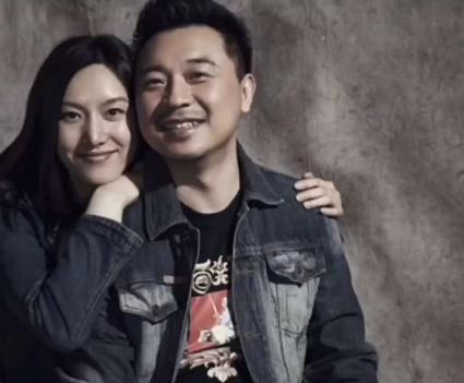 54岁张晞临晒娇妻结婚9年把老婆宠成太上皇一家四口很幸福