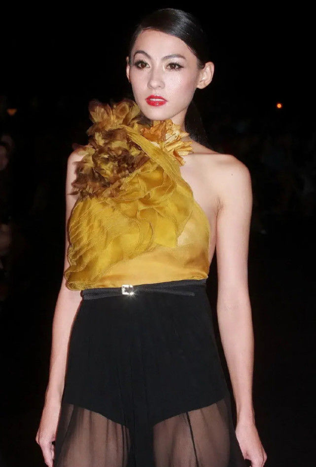 张柏芝穿国王新衣走秀往日形象好大胆懂她离婚后还被追的原因