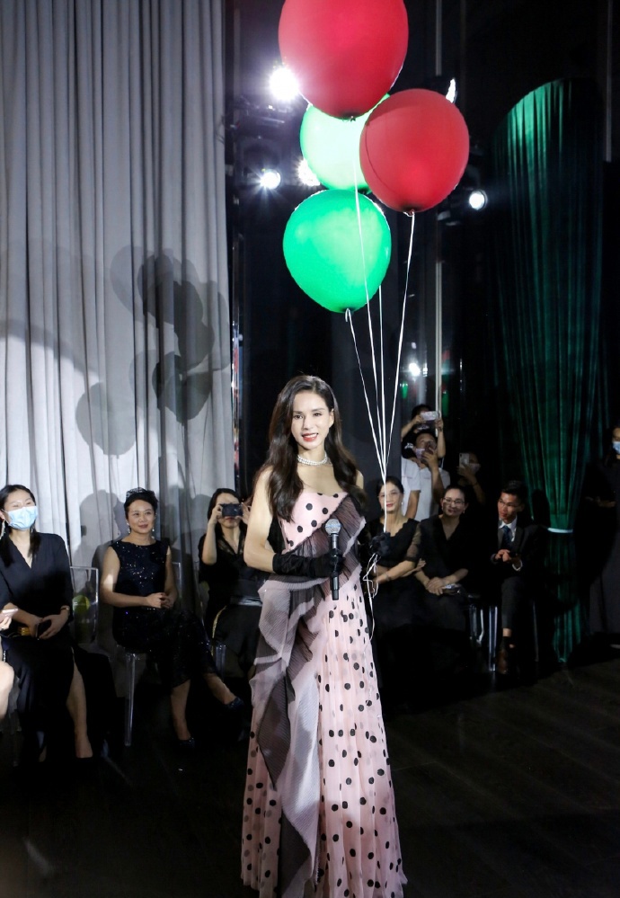 李若彤高调走秀,一袭金橘亮皮裙气场全开,凹凸身材胜过同台模特