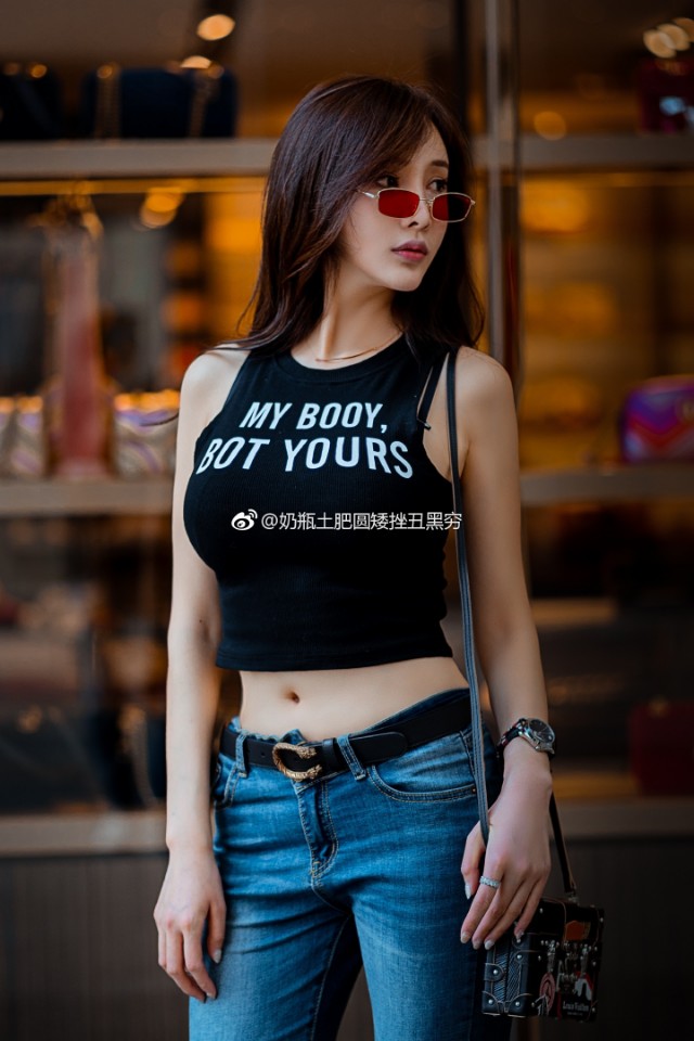 周妍希:少女气息,时尚穿着_新浪新闻