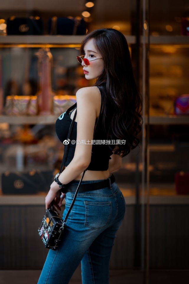 周妍希:少女气息,时尚穿着