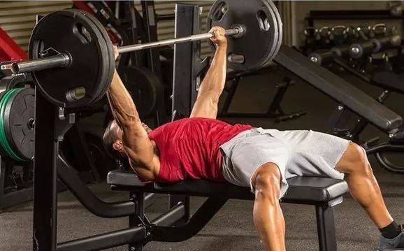 卧推过程中肩膀疼,说明胸肌不孤立,怎样解决肩部代偿?