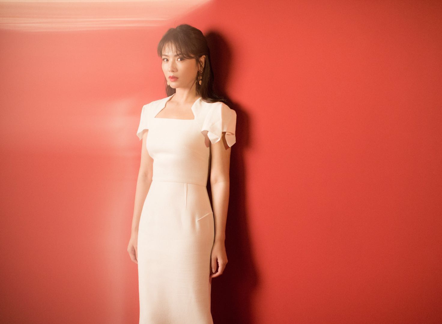 刘涛穿白色系礼服尽显高雅,每一张都惊艳瞬间