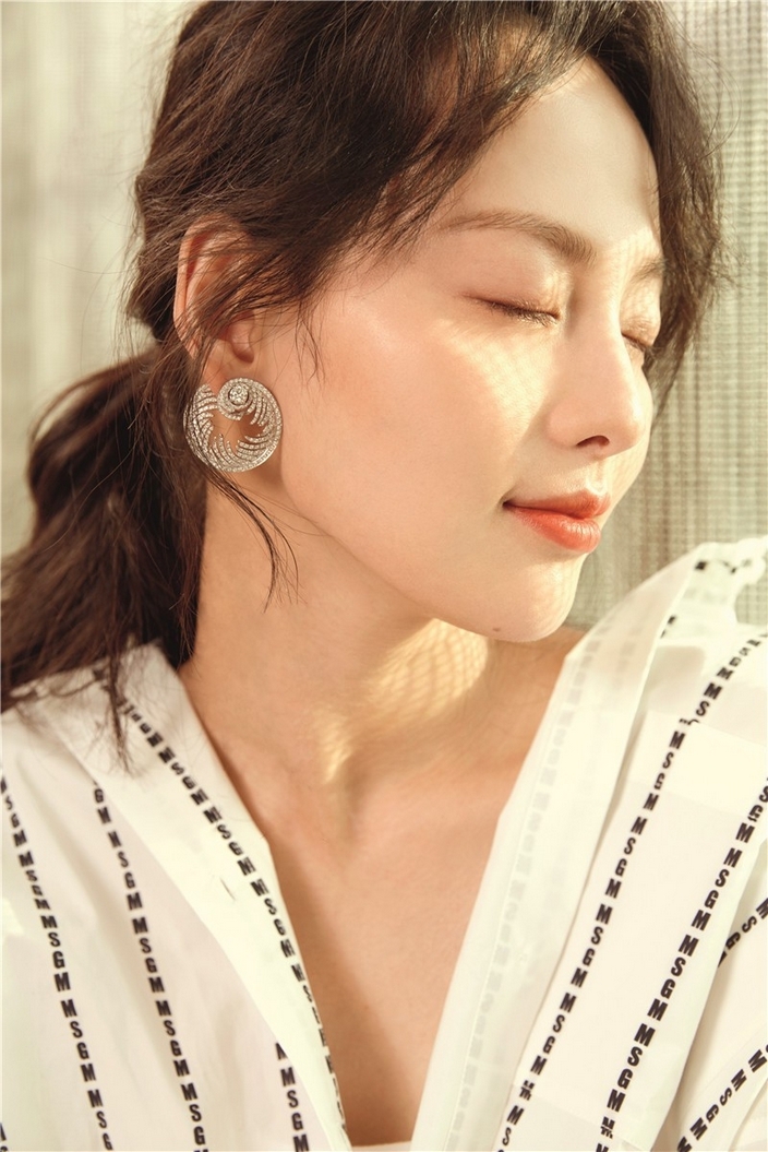 气质女明星潘之琳展优雅女性范图