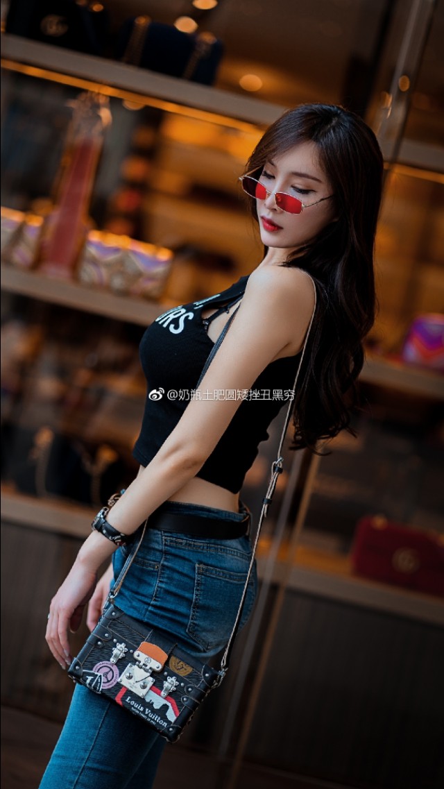 周妍希:少女气息,时尚穿着