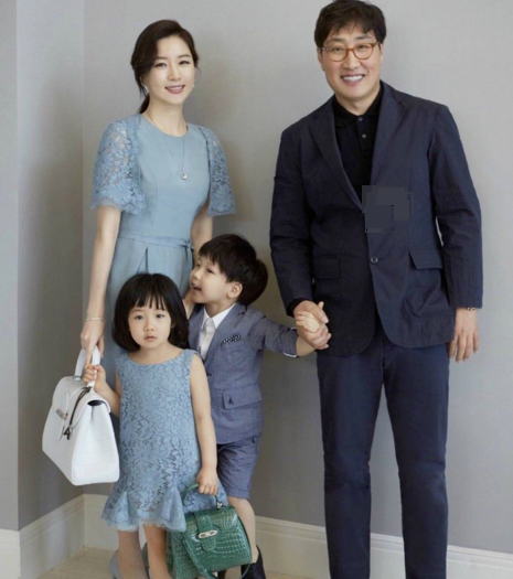 49岁李英爱带孩子玩,9岁龙凤胎身高到妈妈肩膀,女儿可爱漂亮