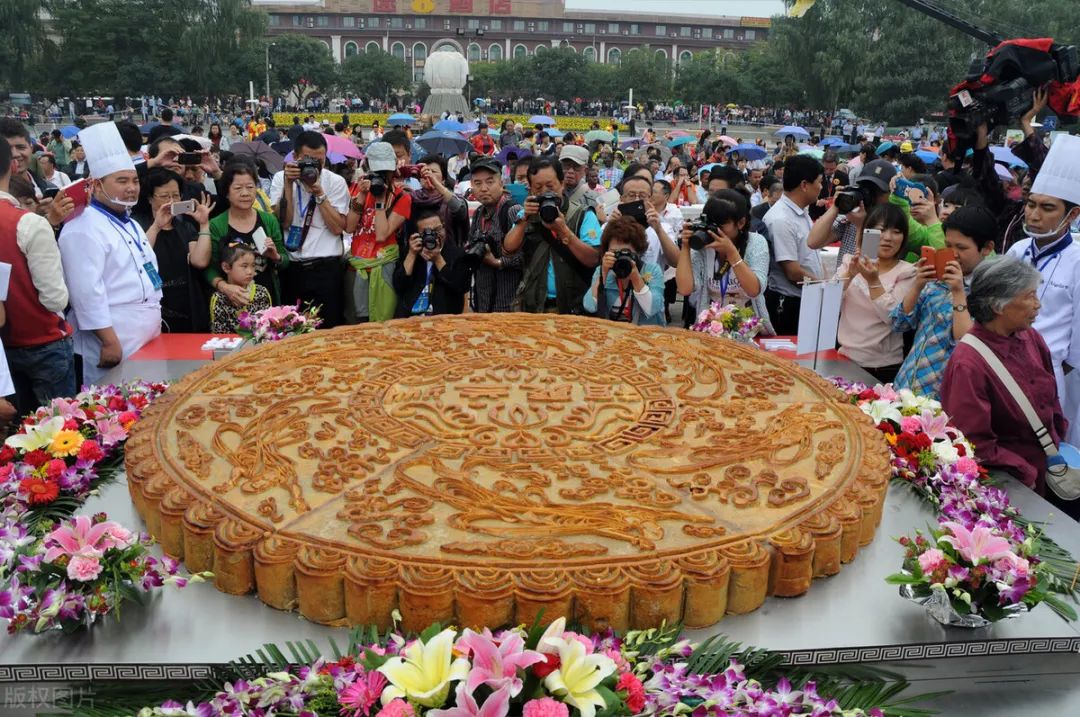 成都666斤巨大月饼亮相,20分钟抢购一空,网友:光看着就撑