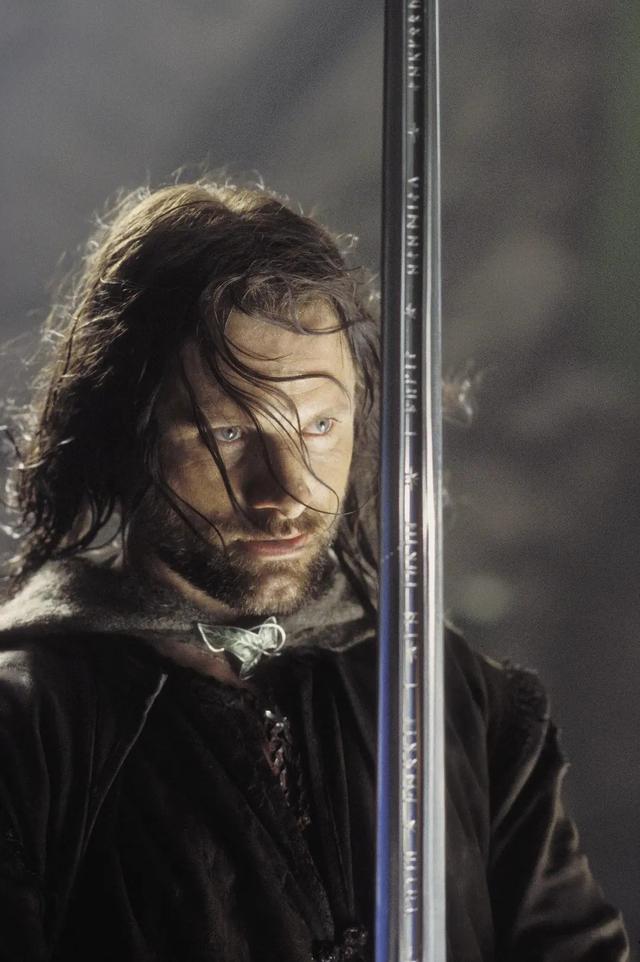 62岁指环王男主罕见露面,头发花白满脸疲惫,网友:都这么老了?