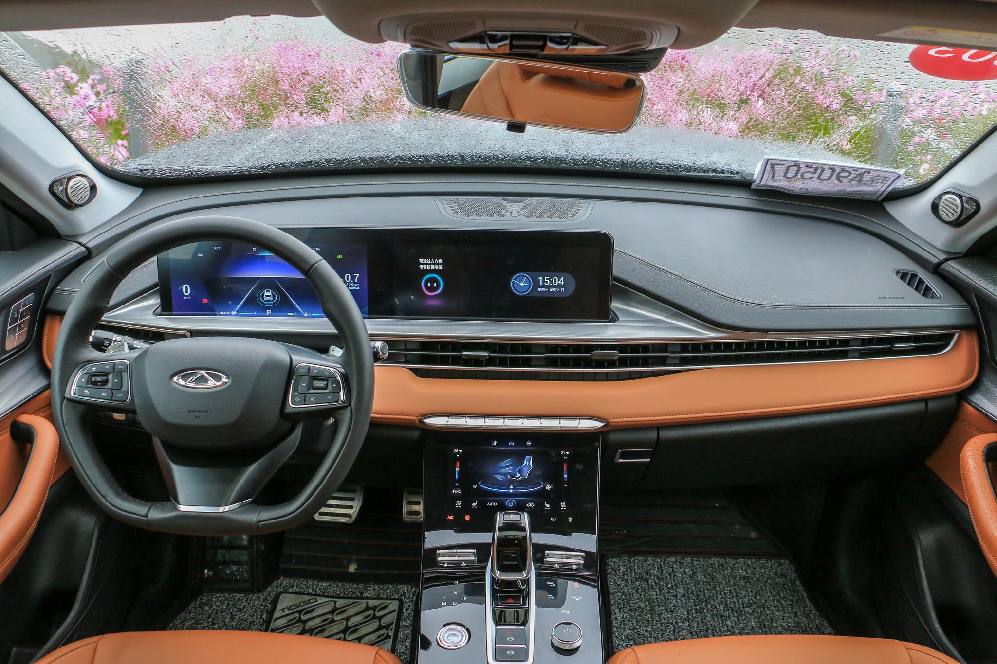 瑞虎8 plus的内饰同步进行了豪华感和科技感上的提升.