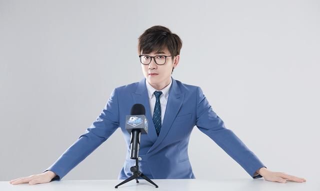 为各位粉丝带来精彩的解说点评,与此同时,他还是白鲨电子俱乐部