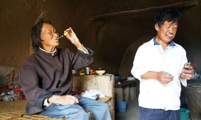 59岁农村大叔守着84岁妈妈不离家,城里有房也不去,生活成啥样