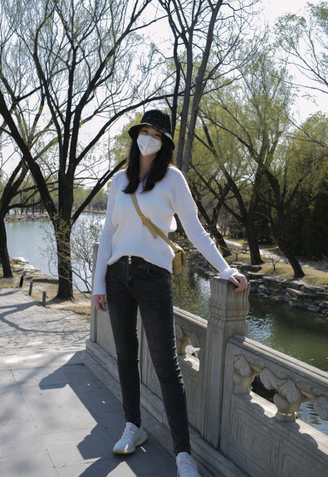 "排球女神"惠若琪厉害!针织衫配牛仔裤优雅干练,气场不输超模