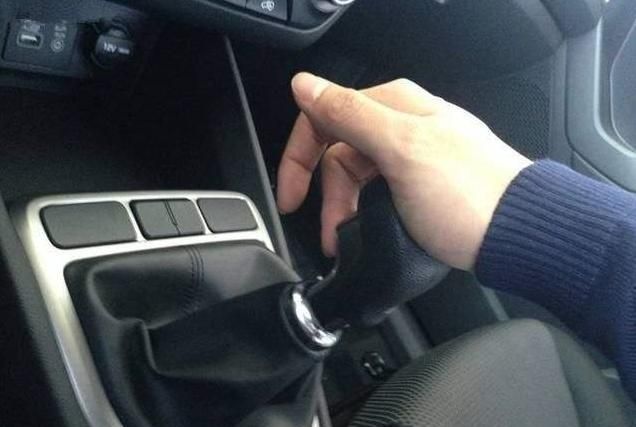 手动挡停车未挂空挡,启动时车往前窜,会伤车吗?