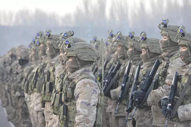 中部战区陆军公众号发布的新年开训照片,虽然说头盔,装具与迷彩服是