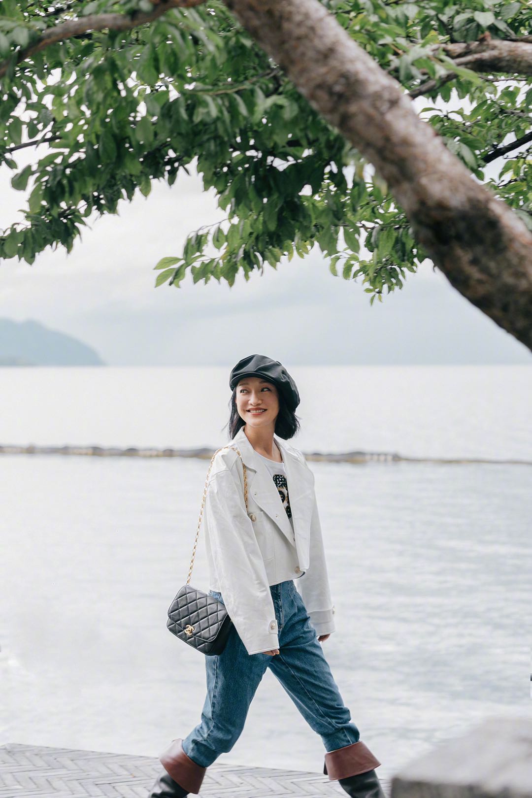 周迅晒湖边漫步美照 衣着干练笑容灵动