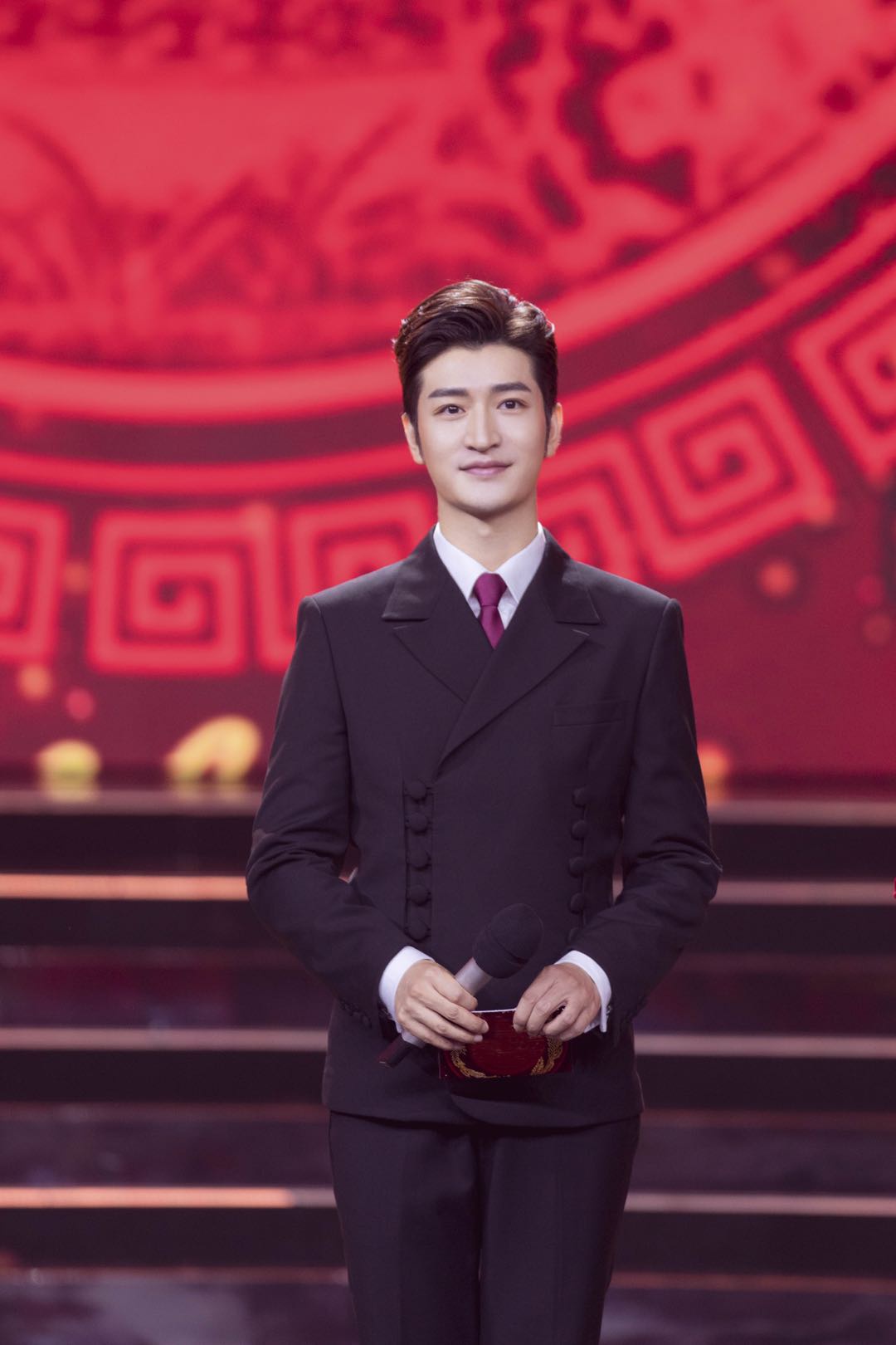 众所周知,尹颂是通过《中央广播电视总台2019主持人大赛》而进入更多