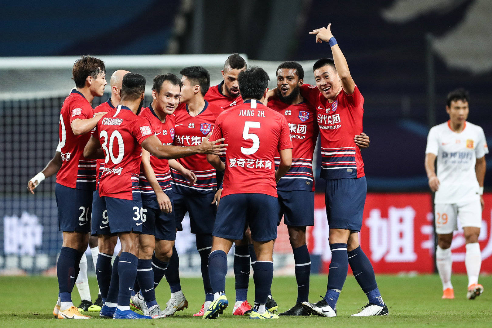 重庆当代足球队赛季初不被看好,但如今升到苏州赛区第三名