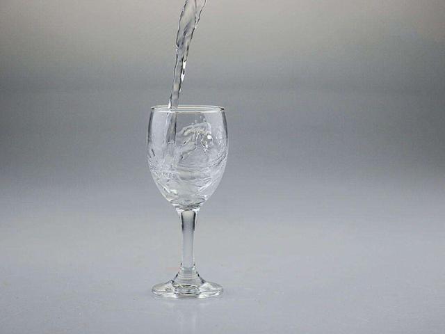 我们还可以将白酒放在杯子里面摇晃一下,观察一下白酒的挂杯情况,好的