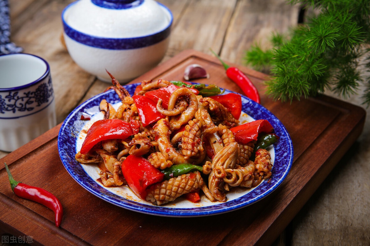 下饭菜推荐,韩式辣炒鱿鱼,色泽红亮有食欲,辣味十足超过瘾