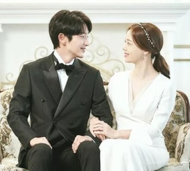 《恶之花》大结局前发糖,发布男女主结婚照好甜,这是预示要he?